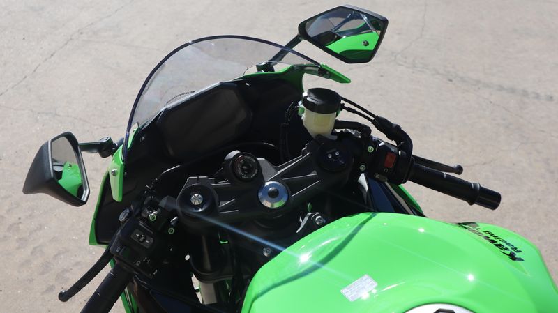 2025 Kawasaki NINJA ZX6R KRT EDITION LIME GREEN AND EBONY AND PEARL BLIZZARD WHITEImage 7