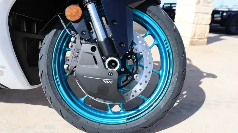 2025 CFMOTO 675SS NEBULA WHITE Image 23