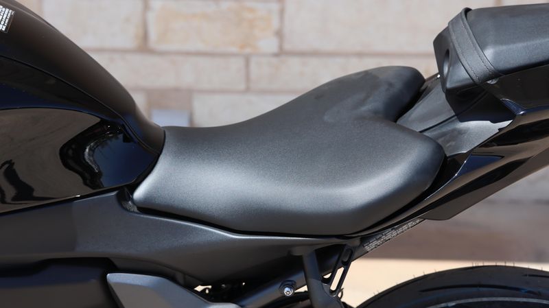 2025 Yamaha YZFR7 MATTE RAVEN BLACK Image 19
