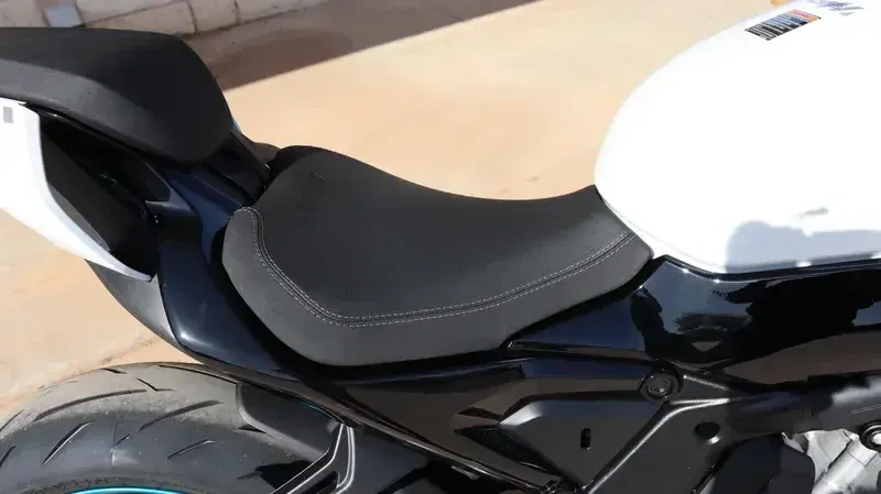 2025 CFMOTO 675SS NEBULA WHITE Image 14