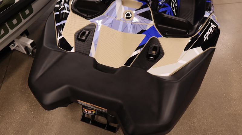 2025 SEADOO SPARK TRIXX FOR 3 SAND AND DAZZLING BLUE Image 7