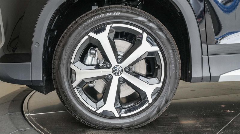 New 2025 Volkswagen Tiguan 2.0T SEImage 10