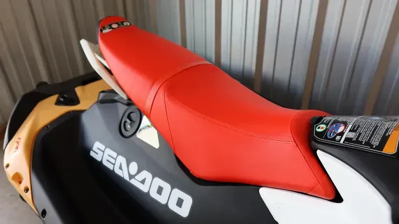 2025 SEADOO SPARK FOR 3 CONVENIENCE PACKAGE WITH SOUND SYSTEM SUNRISE ORANGE AND DRAGON RED Image 9