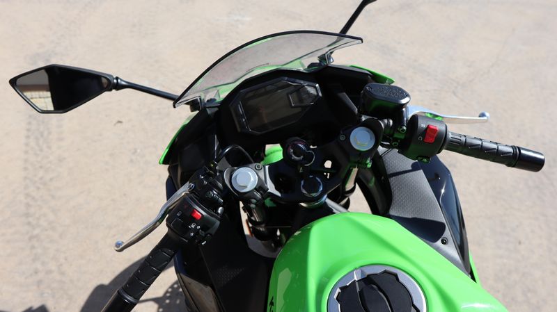 2025 Kawasaki NINJA 500 KRT EDITION SE ABS LIME GREEN AND EBONY AND PEARL BLIZZARD WHITEImage 13