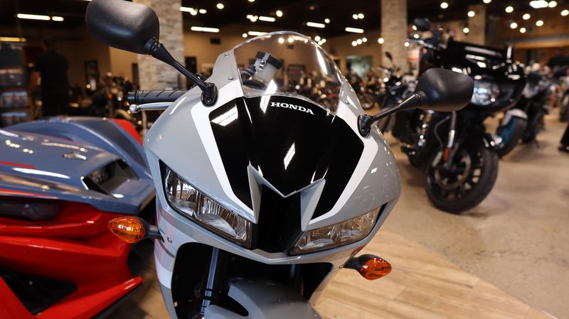 2025 Honda CBR600RR ABS DEEP PEARL GRAY Image 2