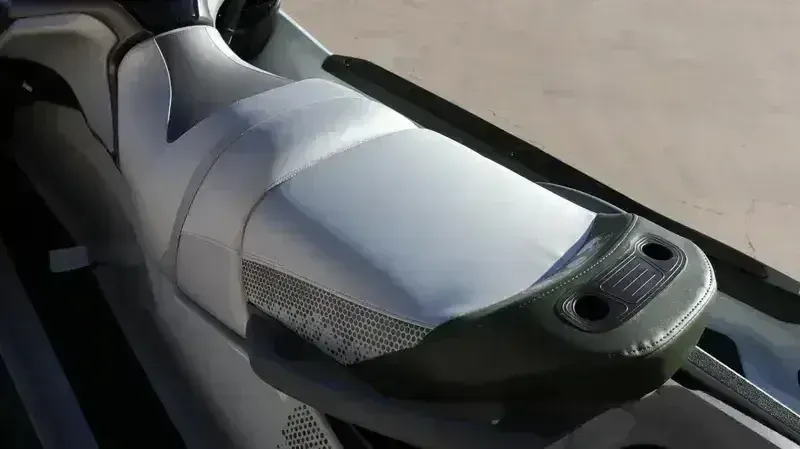 2025 SEADOO FISHPRO APEX 300 WITH SOUND SYSTEM IDF SHARK GREY AND NORI GREEN Image 2