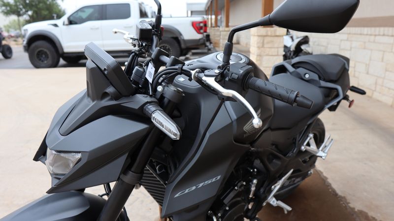 2025 Honda CB750 HORNET Image 7