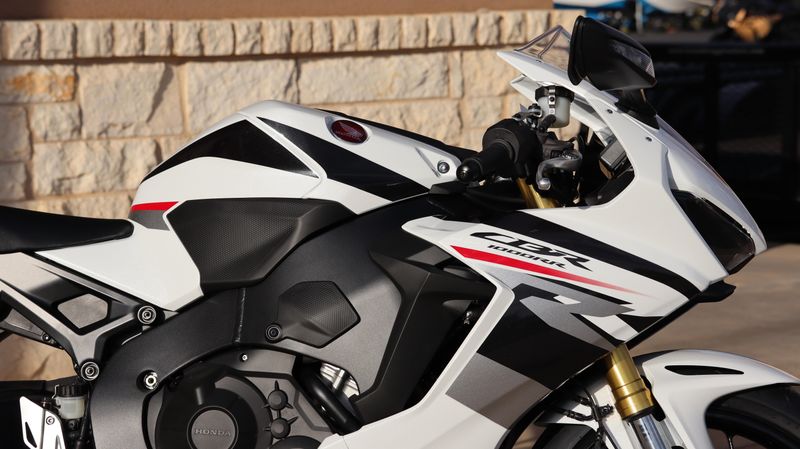 2025 Honda CBR1000RR PEARL WHITEImage 16