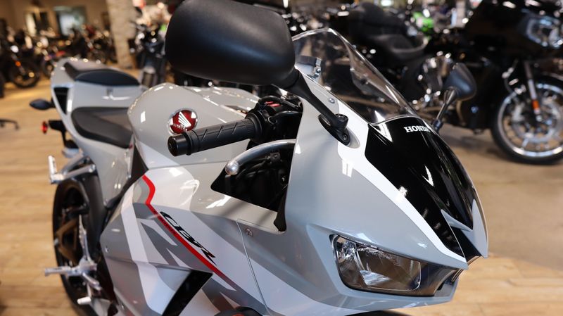 2025 Honda CBR600RR ABS DEEP PEARL GRAY Image 14