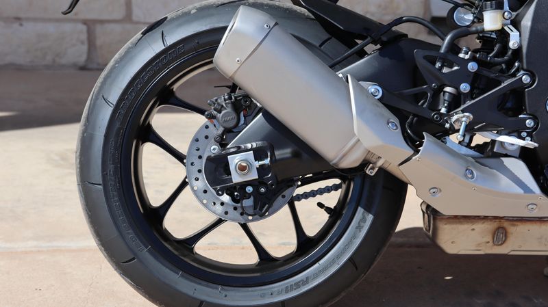 2025 Yamaha YZFR1 MATTE RAVEN BLACK Image 26
