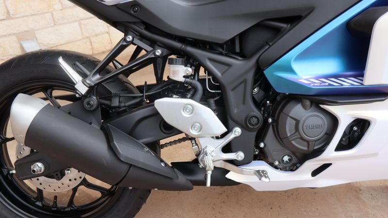 2025 Yamaha YZFR3 ABS LUNAR WHITE AND NEBULA BLUE Image 20