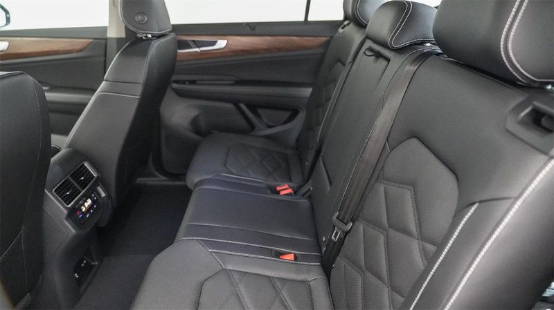 New 2025 Volkswagen Atlas 2.0T SE w/TechnologyImage 18