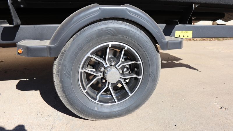 NEW 2026 SEADOO SWITCH FISH 18 230HP WITH PAINTED TRAILER Image 8