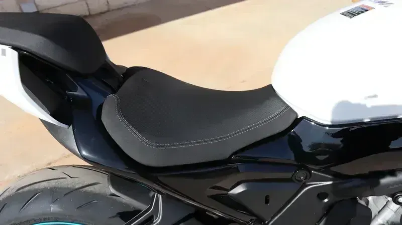 2025 CFMOTO 675SS NEBULA WHITE Image 17