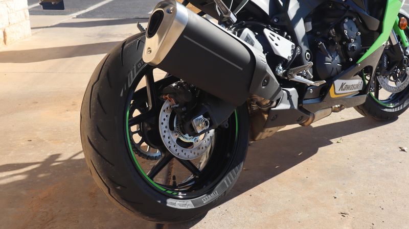 2025 Kawasaki NINJA ZX6R KRT EDITION LIME GREEN AND EBONY AND PEARL BLIZZARD WHITEImage 14