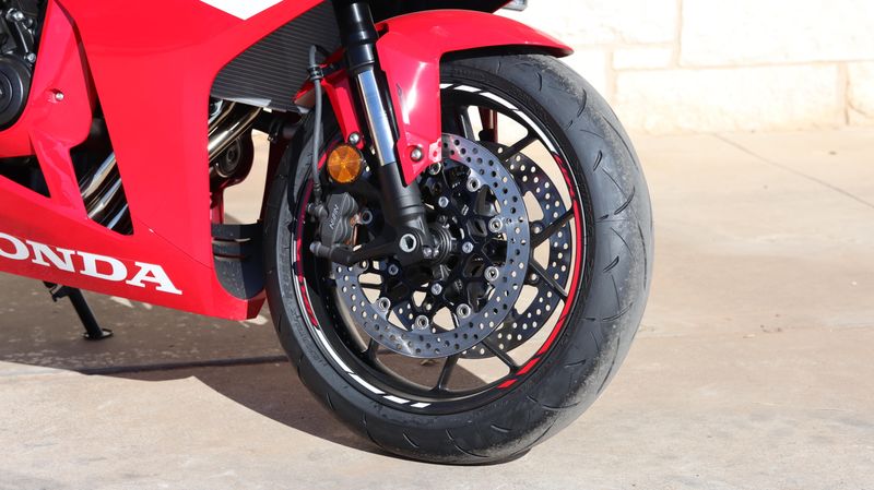 NEW 2026 HONDA CBR650R E-CLUTCH Image 12