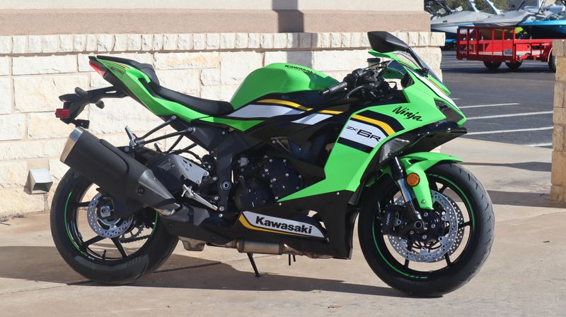 2025 Kawasaki NINJA ZX6R KRT EDITION LIME GREEN AND EBONY AND PEARL BLIZZARD WHITEImage 2