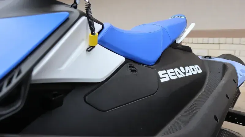 2025 SEADOO SPARK FOR 3 CONVENIENCE PACKAGE WITH SOUND SYSTEM DAZZLING BLUE AND VAPOR BLUE Image 2