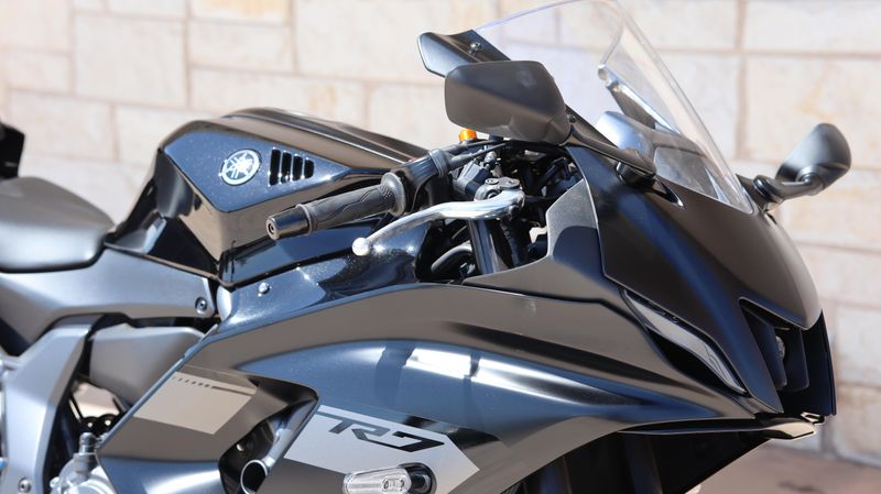 2025 Yamaha YZFR7 MATTE RAVEN BLACK Image 11