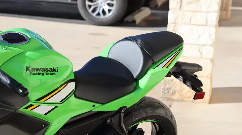 2025 Kawasaki NINJA 650 KRT EDITION ABS LIME GREEN AND EBONY AND PEARL BLIZZARD WHITEImage 7