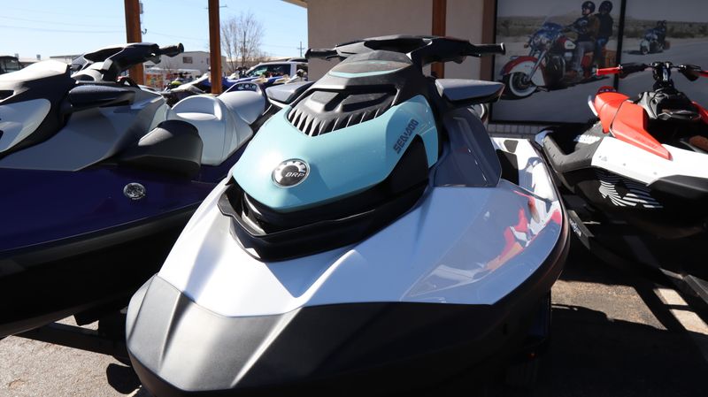 2025 SEADOO GTI WHITE AND NEO MINT Image 2