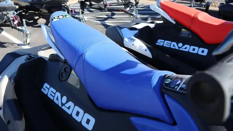 2025 SEADOO SPARK TRIXX FOR 3 SAND AND DAZZLING BLUE Image 4