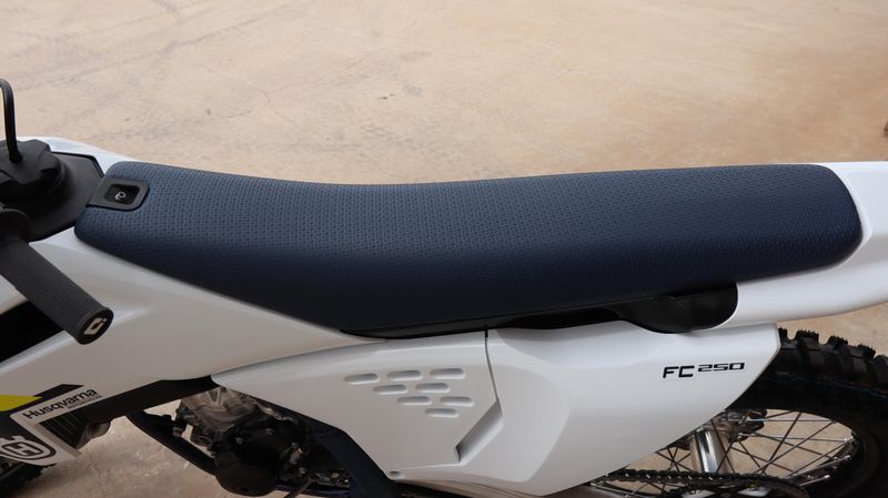 2025 HUSQVARNA FC 250 WHITE Image 5