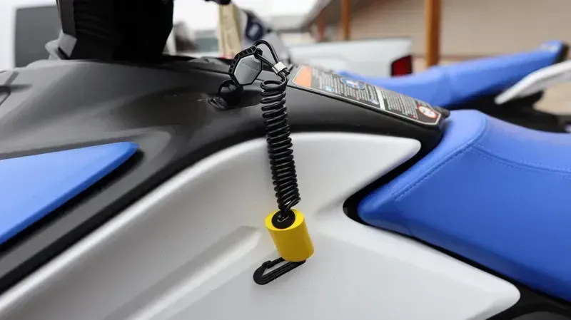 2025 SEADOO SPARK FOR 3 CONVENIENCE PACKAGE WITH SOUND SYSTEM DAZZLING BLUE AND VAPOR BLUE Image 4