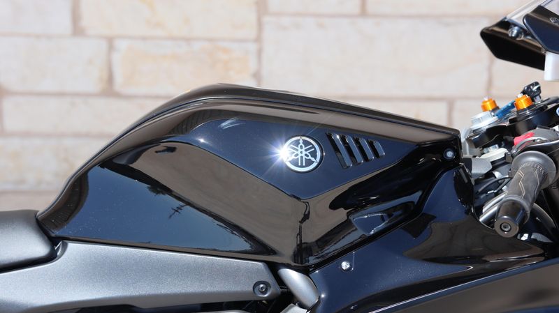 2025 Yamaha YZFR7 MATTE RAVEN BLACK Image 10