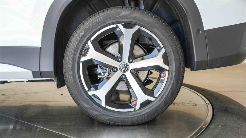 New 2025 Volkswagen Tiguan 2.0T SEImage 9