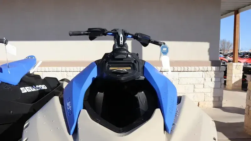 2025 SEADOO SPARK TRIXX FOR 3 WITH SOUND SYSTEM SAND AND DAZZLING BLUE Image 3