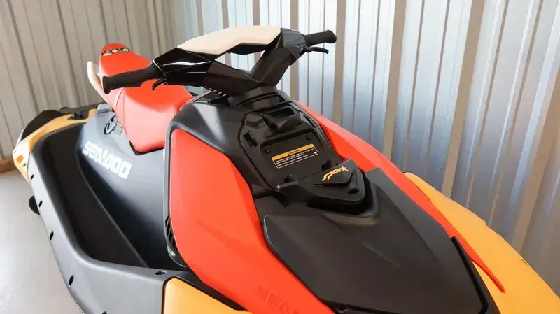 2025 SEADOO SPARK FOR 3 CONVENIENCE PACKAGE WITH SOUND SYSTEM SUNRISE ORANGE AND DRAGON RED Image 9