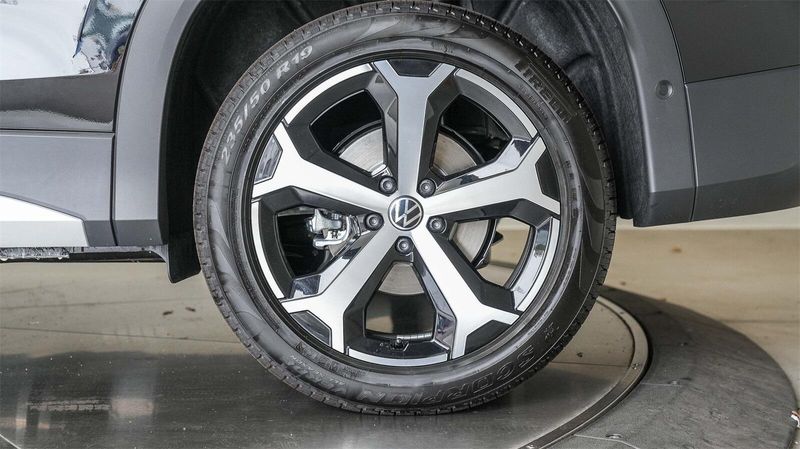 New 2025 Volkswagen Tiguan 2.0T SEImage 9