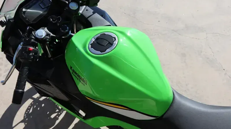 2025 Kawasaki NINJA 500 KRT EDITION SE ABS LIME GREEN AND EBONY AND PEARL BLIZZARD WHITE Image 14
