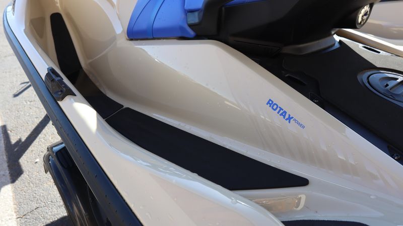 2025 SEADOO WAKE 170 IDF SAND AND DAZZLING BLUE Image 3