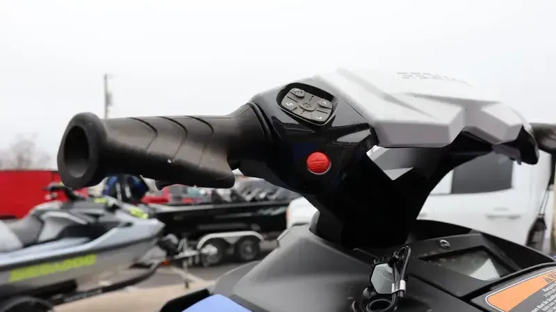 2025 SEADOO SPARK FOR 3 CONVENIENCE PACKAGE WITH SOUND SYSTEM DAZZLING BLUE AND VAPOR BLUE Image 3