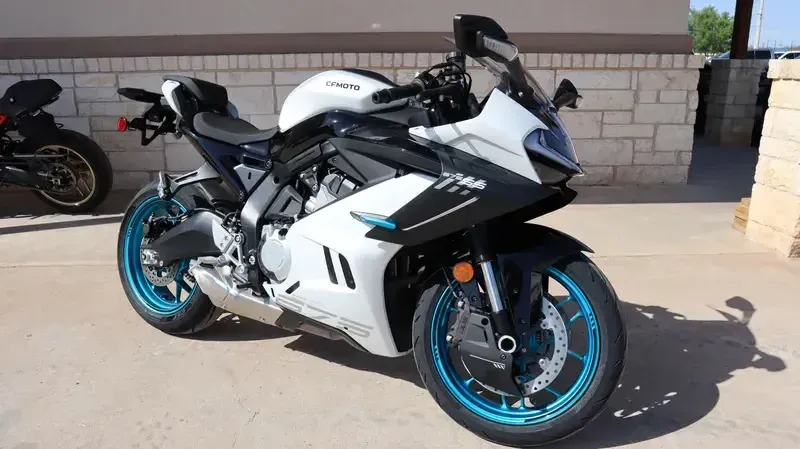 2025 CFMOTO 675SS NEBULA WHITE Image 1