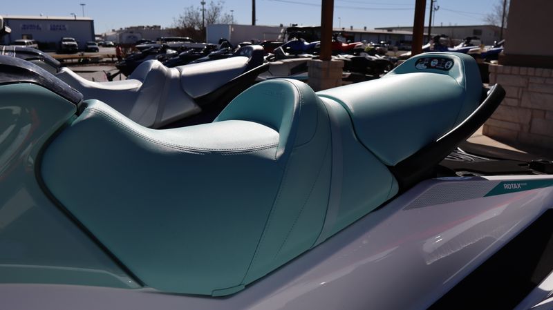 2025 SEADOO GTI WHITE AND NEO MINT Image 6