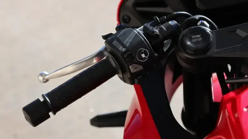 2025 Honda CBR650R ECLUTCH GRAND PRIX RED Image 3