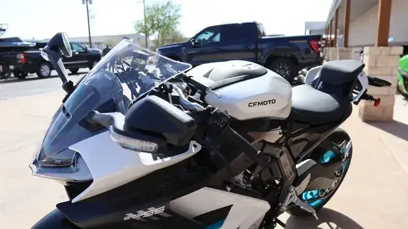 2025 CFMOTO 675SS NEBULA WHITE Image 9