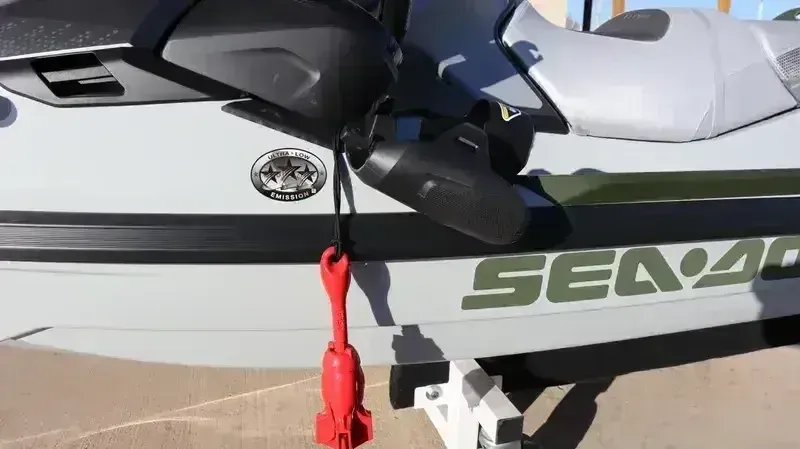 2025 SEADOO FISHPRO APEX 300 WITH SOUND SYSTEM IDF SHARK GREY AND NORI GREEN Image 10