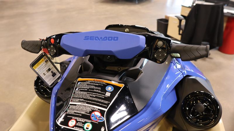 2025 SEADOO WAKE PRO 230 WITH SOUND SYSTEM IDF SAND AND DAZZLING BLUE Image 9