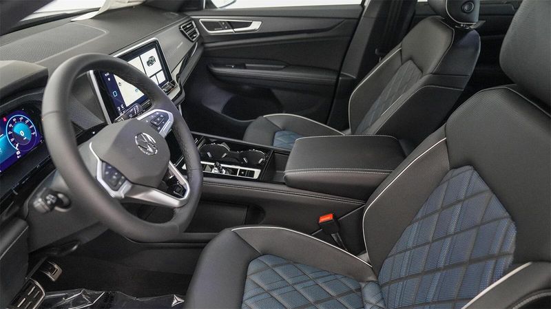New 2025 Volkswagen Atlas Cross Sport 2.0T SEL Premium R-LineImage 19