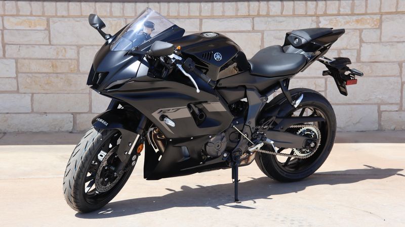 2025 Yamaha YZFR7 MATTE RAVEN BLACK Image 7