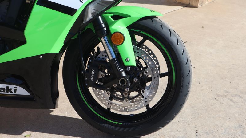 2025 Kawasaki NINJA ZX6R KRT EDITION LIME GREEN AND EBONY AND PEARL BLIZZARD WHITEImage 11