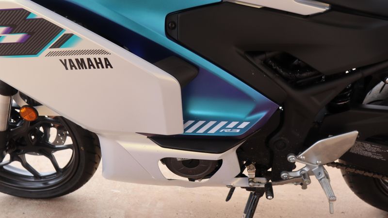 2025 Yamaha YZFR3 ABS LUNAR WHITE AND NEBULA BLUE Image 18