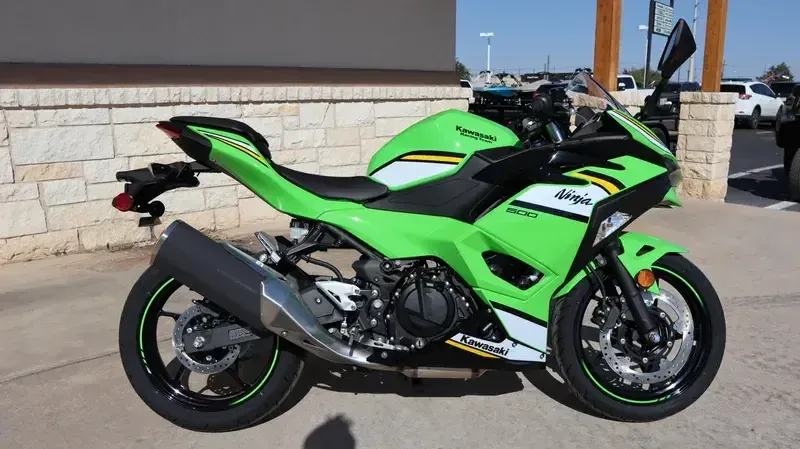 2025 Kawasaki NINJA 500 KRT EDITION LIME GREEN AND EBONY AND PEARL BLIZZARD WHITEImage 2