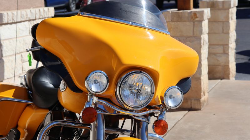 2009 HARLEY Electra Glide Ultra Classic in a YELLOW exterior color. Family PowerSports (877) 886-1997 familypowersports.com 