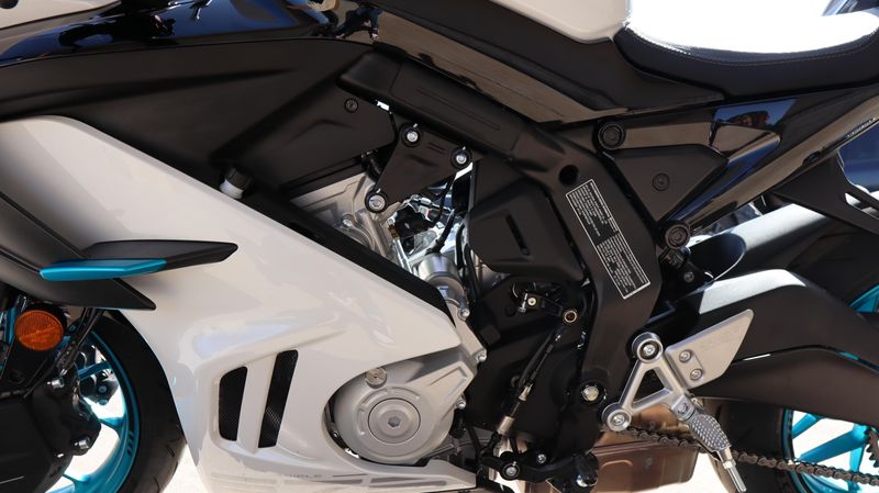 2025 CFMOTO 675SS NEBULA WHITE Image 17