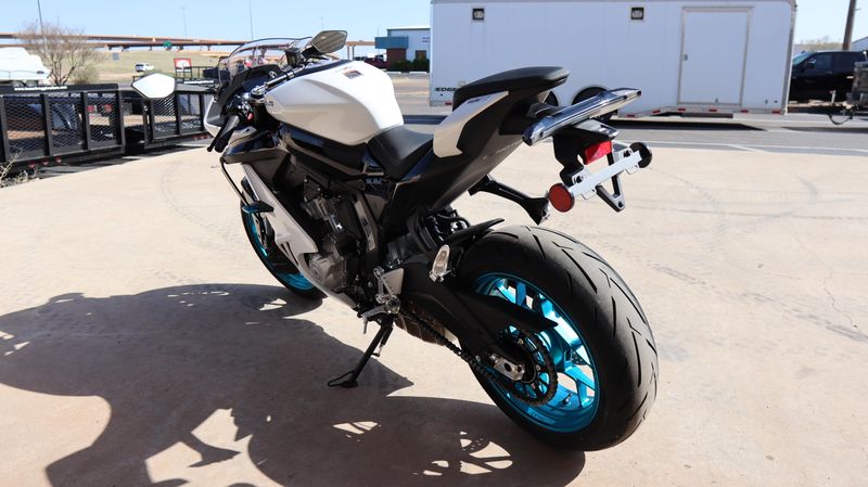 2025 CFMOTO 675SS NEBULA WHITE Image 5